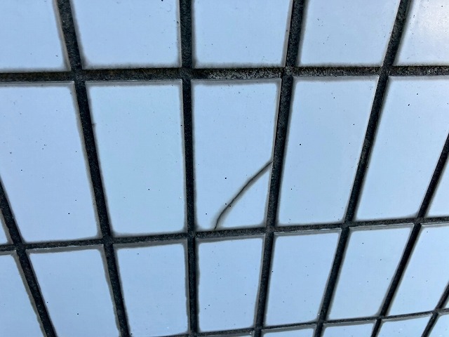 タイルヒビ割れ写真